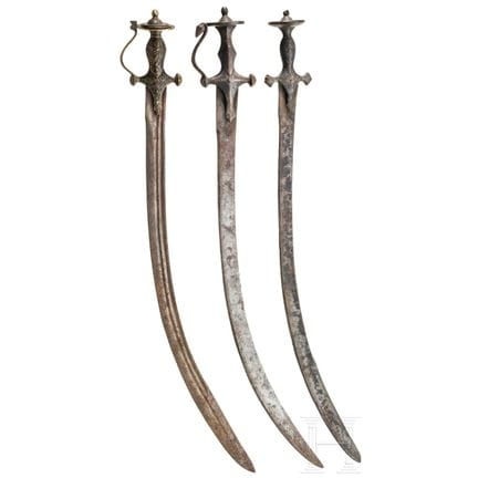 Tre tulwar indiani, XIX secolo  
Lame ricurve, con
