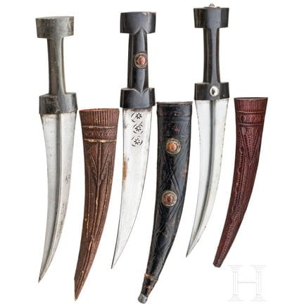 Tres khanjars iraquíes, siglo XIX  
Hojas de acero