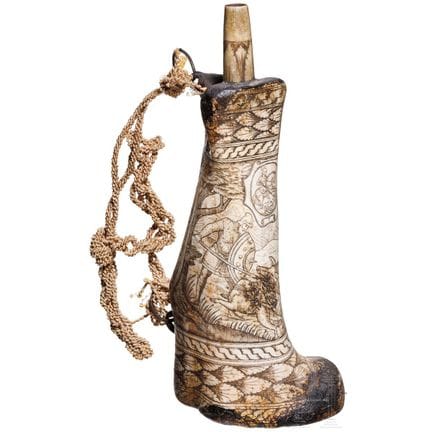 Une fiole à poudre d'os italienne de style Renaiss