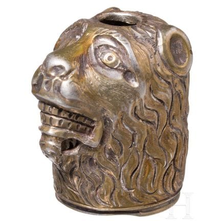 Un pompon allemand à tête de lion en argent repous