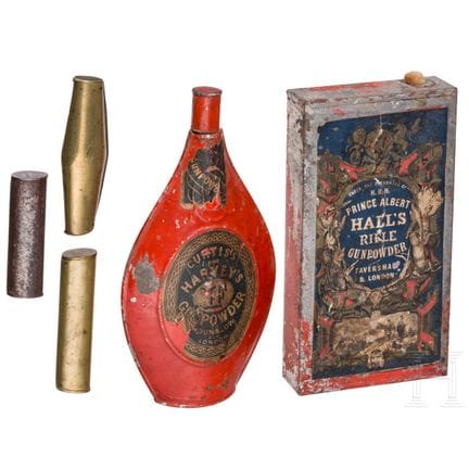 Deux grandes poudrières anglaises et trois cartouc