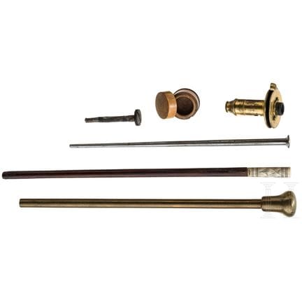 Trois crosses de pistolets et autres accessoires, 