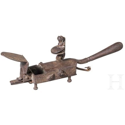 Un briquet allemand à silex en fer, vers 1720  
Fe