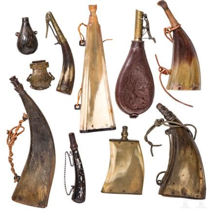 Ensemble de sept flacons à poudre avec accessoires