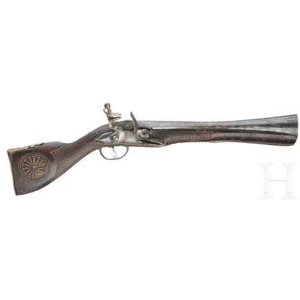 An Oriental flintlock blunderbuss  
Oktagonaler, i