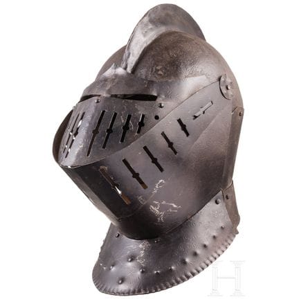 Casque fermé décoratif dans le style des années 16
