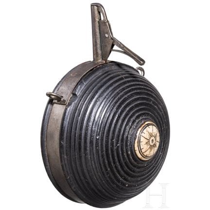 Une fiole à poudre militaire de Nuremberg. Vers 15