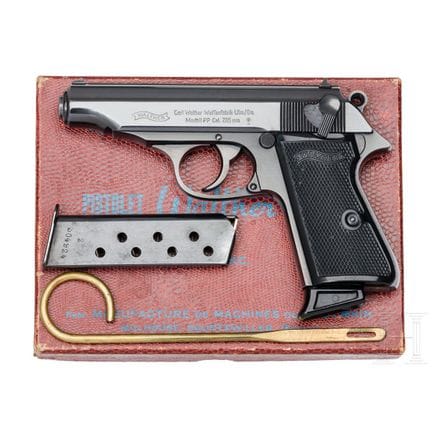 Un Walther (Ulm) modèle PP, dans sa boîte  
Calibr