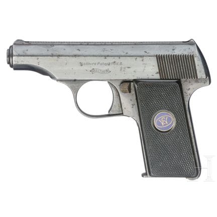 Un Walther modèle 8  
Calibre 6,35 mm Browning, n°