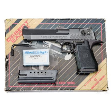 IMI Desert Eagle, dans sa boîte  
Calibre .44 RemM