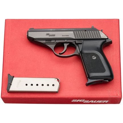 Un SIG Sauer Mod. P 230, dans sa boîte  
Calibre 9