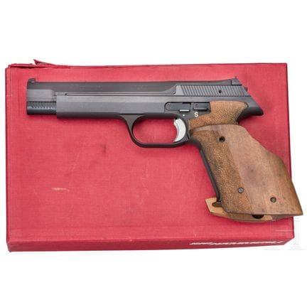 一把SIG Hämmerli P 240手枪，附原装盒  
口径 .32S&amp;W Long W