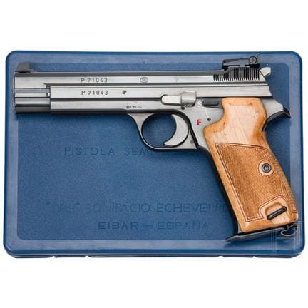A SIG P 210  
口径 7.65 毫米卢格弹，编号 P71043，编号一致。光面枪管，长度