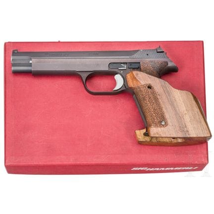 一把SIG Hämmerli P 240手枪，带原装盒  
口径：.38 Special WC，序列