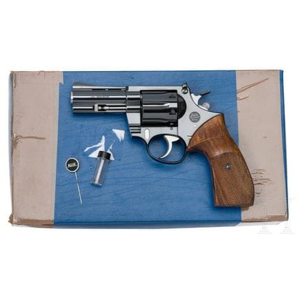 A Korth 31xxx系列“Combat”型，原厂包装  
口径 .357Mag，编号 3127
