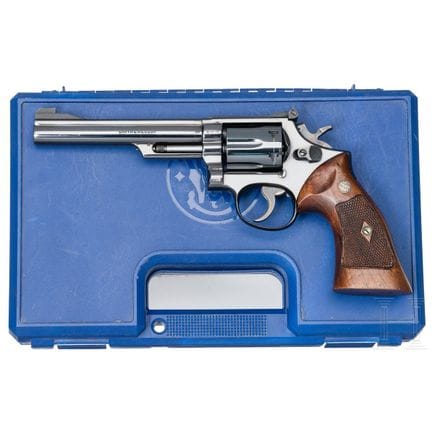 史密斯-韦森Mod. 19-3型手枪，附原装枪盒  
口径 .357Mag，编号 2K8215，光面