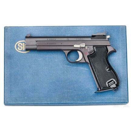 一把 SIG P 210-6，带原装盒  
口径 9mm 鲁格，编号 P68953，编号一致。光面枪