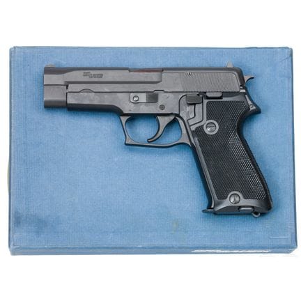 Un SIG Sauer P 220  
Calibre 7,65 mm Luger, n° G11