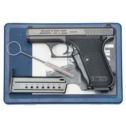 一把赫克勒&amp;科赫 P7 型手枪  
口径 9mm 鲁格，编号 52694，编号一致。光面多边