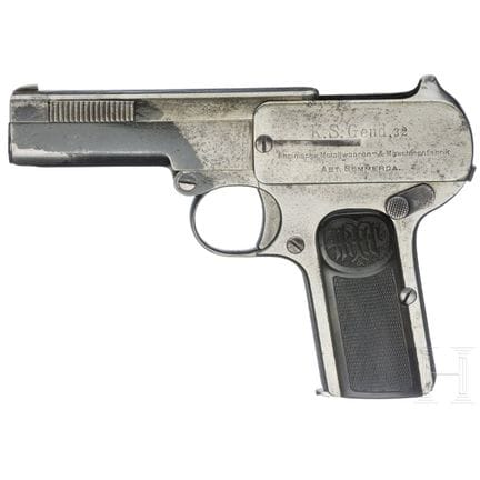 A 德赖塞 1907型  
口径7.65毫米布朗宁，编号32，编号一致。粗糙枪管。 七发弹匣。枪身刻