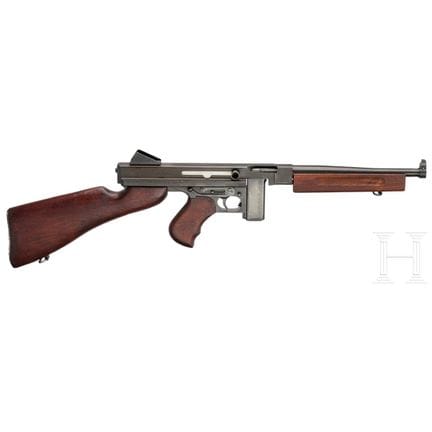 Auto-Ordnance 制造的汤普森冲锋枪，口径 .45 M1  
口径 .45Auto，编号 