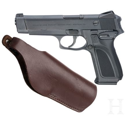 Un Browning modèle BDM, dans son étui  
Calibre 9 