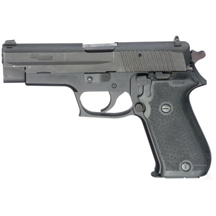 Un SIG Sauer P 220  
Calibre .45 Auto, n° G248036,
