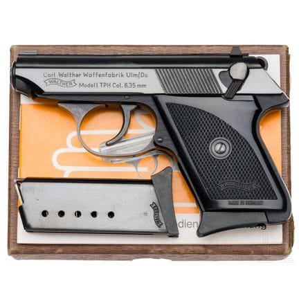 Un Walther modèle TPH, dans sa boîte  
Calibre 6,3