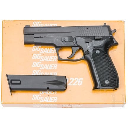 Un SIG Sauer P 226  
Calibre 9 mm Luger, n° U39818