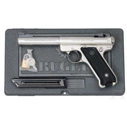 一把鲁格Mark II靶枪，不锈钢款，带原厂包装盒  
口径 .22lr，序列号 221-05686
