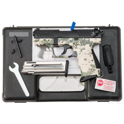 Un Walther, modèle P22Q Digital Camo, dans son étu