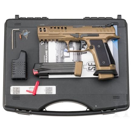 Un Walther Q5 Match SF, dans son étui  
Calibre 9 
