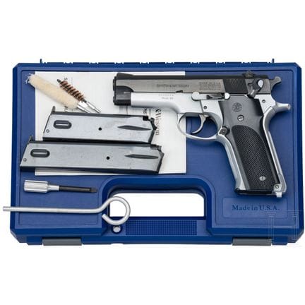 史密斯-韦森 Mod. 59  
口径 9mm 鲁格，编号 A266548，光面枪管，长 4 英寸。