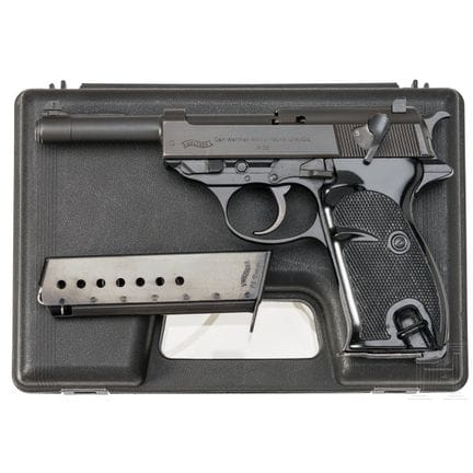 Un Walther (Ulm) modèle P38, dans son étui  
Calib