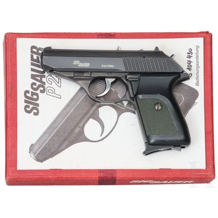 Un SIG Sauer Mod. P230, dans sa boîte  
Calibre 9x
