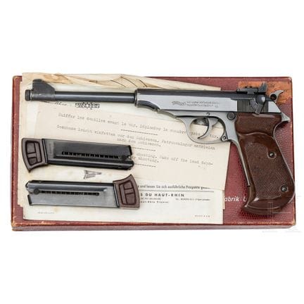 Un Walther PP Sport, dans sa boîte  
Calibre .22lr