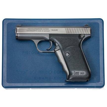 一把赫克勒&amp;科赫 P7 型手枪  
口径 9mm 鲁格，编号 52494，编号一致。光面多边