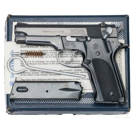 史密斯-韦森 Mod. 147 A  
口径 9mm 鲁格，编号 A490116，编号一致，光面枪管