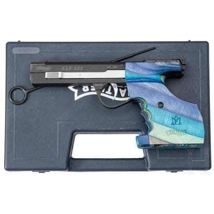 Un Walther modèle KSP 200, dans son étui  
Calibre