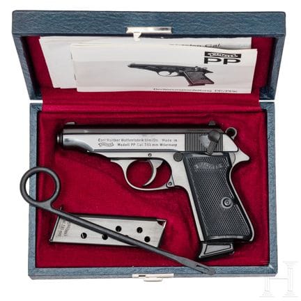 Un Walther (Ulm) modèle PP, dans son étui  
Calibr