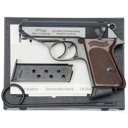 Un Walther (Ulm) PPK, dans sa boîte  
Calibre 7,65
