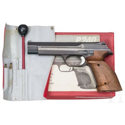 一把SIG Hämmerli P 240手枪，附原装盒  
口径 .22lr，编号分别为P20112