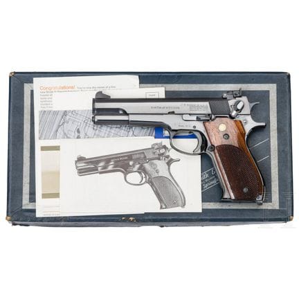 史密斯-韦森 Mod. 52-2  
口径 .38 Special，编号 A104671，光面枪管，