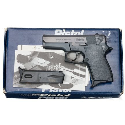 史密斯-韦森 Mod. 469  
口径 9mm 鲁格，编号 A875416，光面枪管，哑光镀铬处理