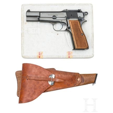 FN Mod. 1935 Hi-Power “Capitan”型手枪，配有肩托/枪套二合一配件  
