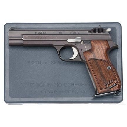 A SIG P 210-6  
口径 9mm卢格，编号 P86682，编号一致。光面枪管，长度 12