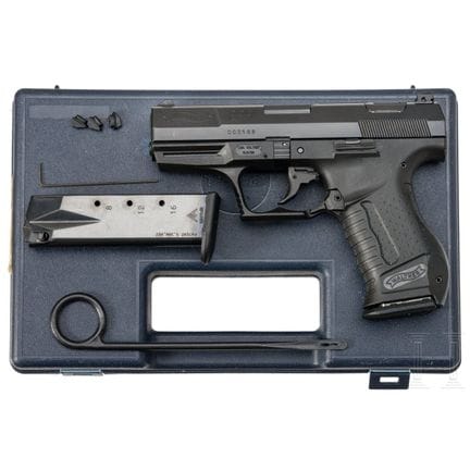 Un Walther modèle P99, dans son étui  
Calibre 9 m