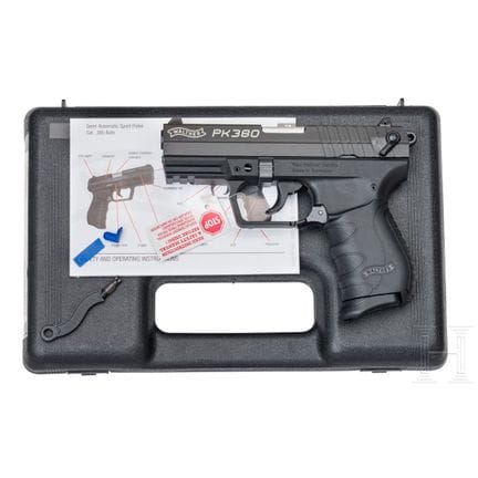 Un Walther, modèle PK 380, dans son étui  
Calibre