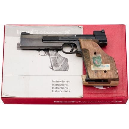 Hämmerli Mod. 208 International，原厂包装  
口径 .22lr，编号