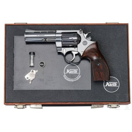 A Korth 32xxx系列“Combat”型，带枪盒  
口径 .357Mag，编号 32081